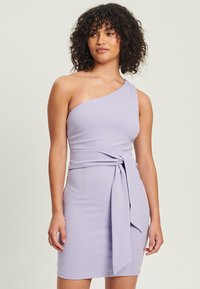 One-shoulder lilac dress made of smooth fabric, featuring a tied accent at the waist and a fitted shape.
