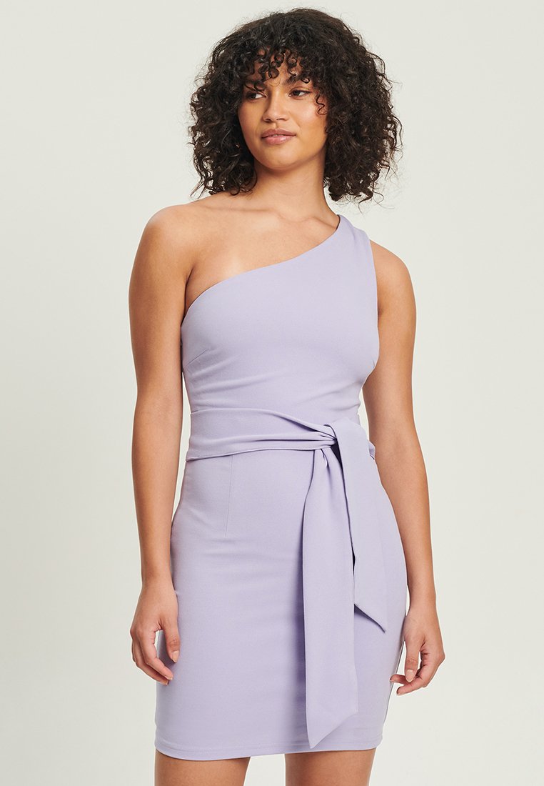 One-shoulder lilac dress made of smooth fabric, featuring a tied accent at the waist and a fitted shape.