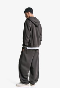 Bershka HOODIE - Sweater met rits - dark grey