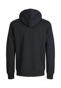 Haut à capuche noir avec une texture de tissu douce, présentant une grande capuche, des manches longues et un design simple sans logos ni motifs visibles.