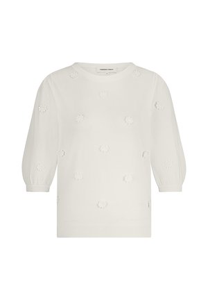 Witte gebreide trui met puffed mouwen, een ronde hals en textuurflorale versieringen aan de voorkant. Geribbelde manchetten en zoom.