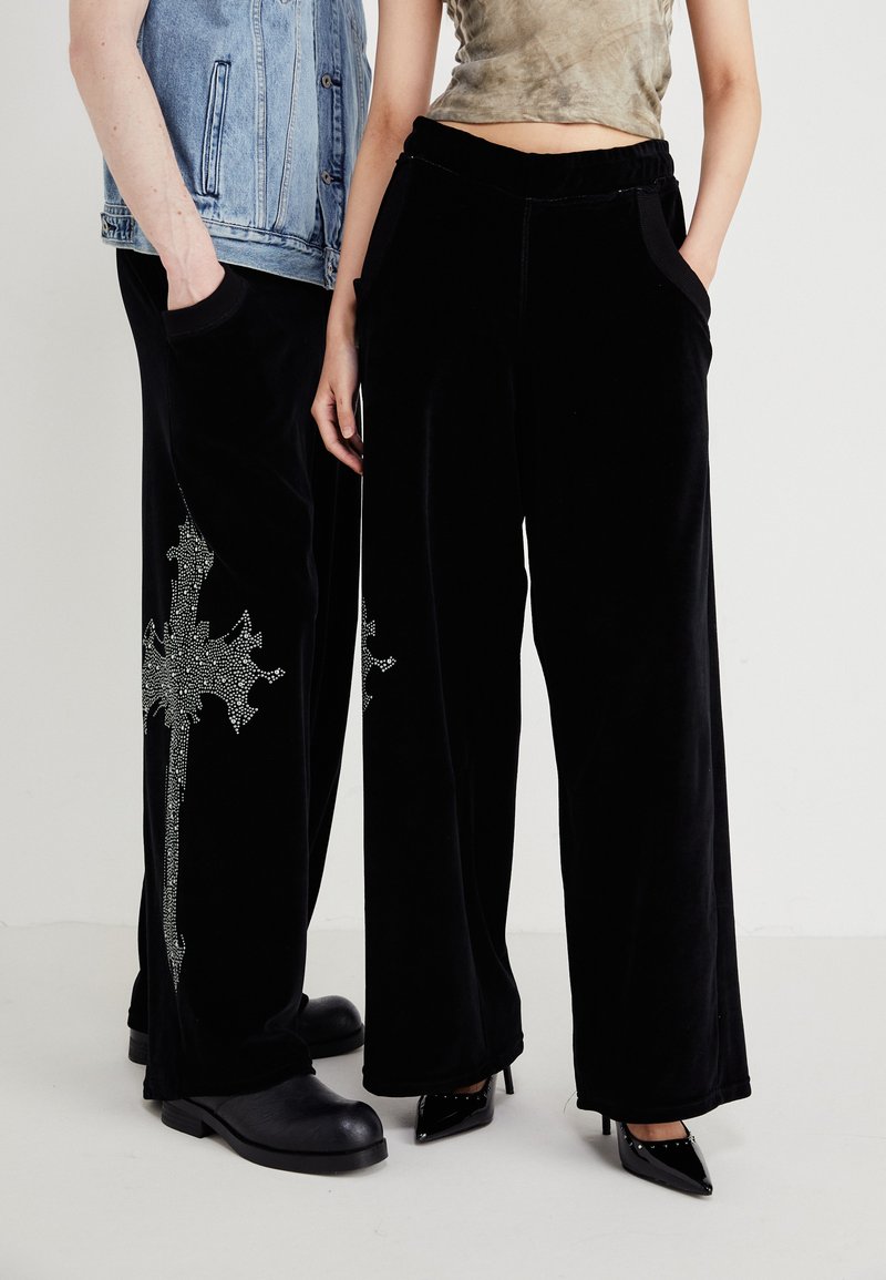 Jaded London - STUDDED CROSS MONSTER JOGGER UNISEX - Bukse - black, Forstørre