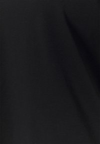 Tela negra con una textura suave, que muestra una ligera elasticidad y un brillo sutil. No presenta patrones ni costuras visibles.