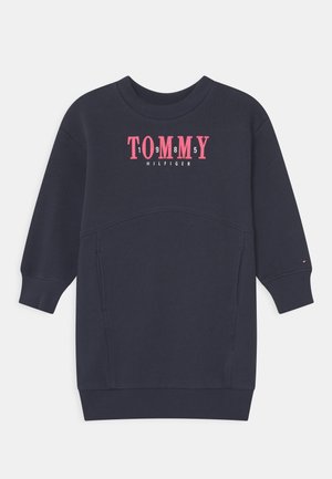Mørkeblå sweatshirtkjole med lange ærmer, lyserød "TOMMY 1985"-tekst og hvid "HILFIGER"-logo på brystet, med ribstrikkede manchetter og kant.