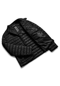 Giacca a vento nera con texture trapuntata, chiusura con zip completa e etichetta interna. Materiale leggero, design aderente e maniche lunghe.