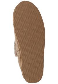 Chausson en suede marron avec une doublure en laine ; semelle en caoutchouc avec une texture ondulée ; bout rond ; coutures sur le bord.