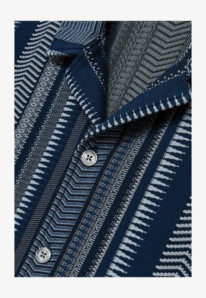 Tengerés és szürke mintás ing, különböző textúrákkal, galléros nyakkal és gombos zárással. Különleges átlós és csíkos minták.