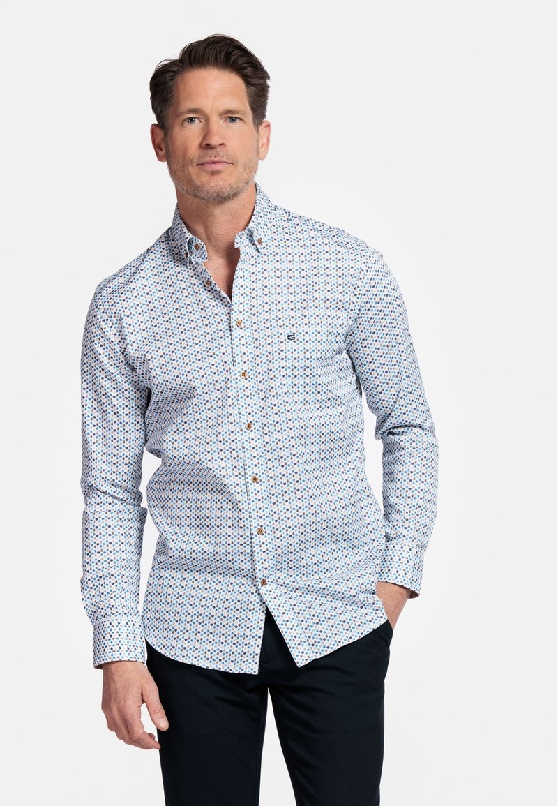 Chemise boutonnée en bleu clair, présentant un petit motif géométrique multicolore. Manches longues avec poignets à boutons et col standard.