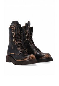 Černé kožené bojové boty s opotřebovaným vzhledem, kulatou špičkou, hnědými tkaničkami a bronzovými detaily, s robustní podrážkou a prošívanými prvky.