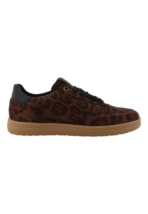 Zapatilla de ante marrón con estampado de leopardo y cordones negros, con suela de goma tono tostado y lengüeta trasera de cuero negro.