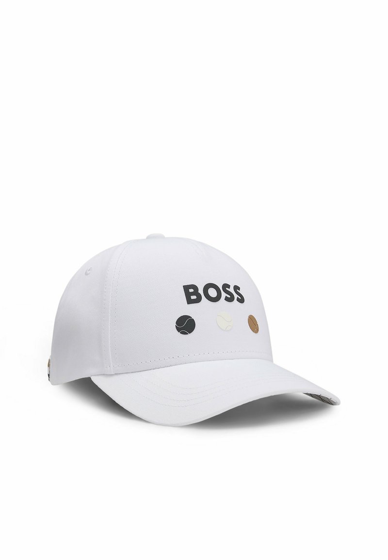 Weißer Baseball-Cap mit gebogenem Schild, ausgestattet mit dem schwarzen "BOSS"-Logo und drei kleinen farbigen Tennisball-Designs in verschiedenen Farbtönen.
