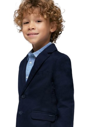 Giacca blu navy con due bottoni e una tasca, abbinata a una camicia azzurra chiara. Tessuto texturizzato e design strutturato adatto per un abbigliamento giovanile.