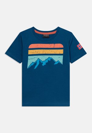 Maglietta blu a maniche corte per bambini con grafica retrò di tramonto e montagna sul davanti e una piccola bandiera norvegese sulla manica sinistra.