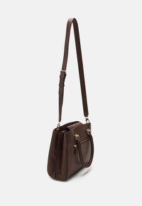 Guess NOELLE GIRLFRIEND SATCHEL - Handväska - brown