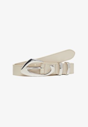 Beżowy skórzany pasek z dużą, unikalnie ukształtowaną, polerowaną srebrną klamrą oraz dwoma srebrnymi szlufkami, na białym tle.