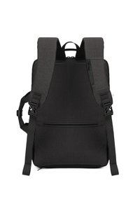 Zaino nero con un tessuto testurizzato, spallacci regolabili, doppi zip e una tasca frontale. Design liscio e minimalista con cuciture rinforzate.