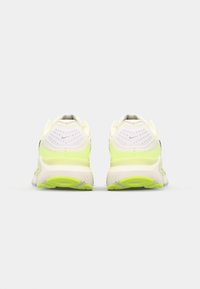Nike Performance STRUCTURE 26 - Løpesko for vei - summit white/chrome/barely volt/sail/pure platinum/volt