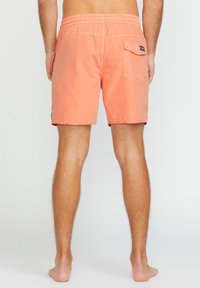 Herrenschwimmshorts in Koralle, mit elastischem Bund, einer Gesä�ßtasche und einer Länge bis zur Mitte des Oberschenkels. Glatte Textur und leichtes Material.
