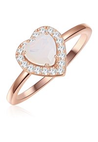 Ružovo-zlatý prsteň s opálom v tvare srdca, obklopený malými čírymi kameňmi osadenými v hladkej obrúčke.