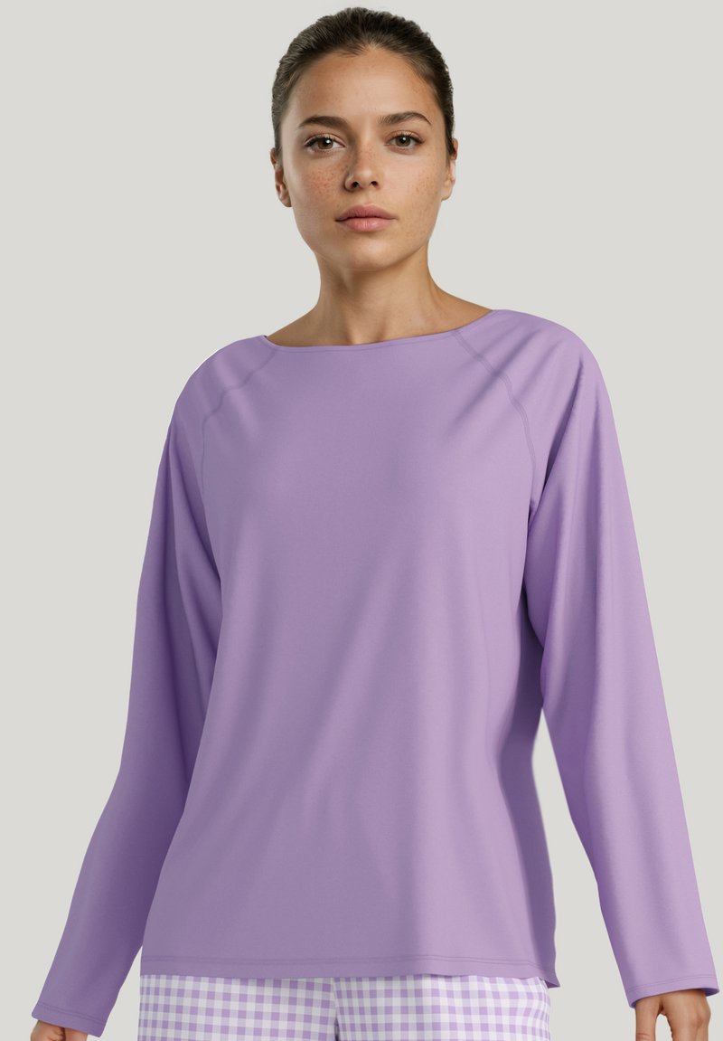 Lange mouwen top in licht lavendel, gladde stof, ronde hals, raglanmouwen, gecombineerd met geruite lavendelbroek.