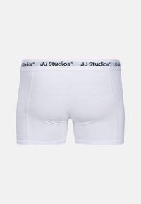 Weiße Boxer-Slips aus Baumwolle mit einem schwarzen Bündchen, das das Logo "JJ Studios" trägt. Glatter Stoff, enganliegendes Design, ohne zusätzliche Muster.