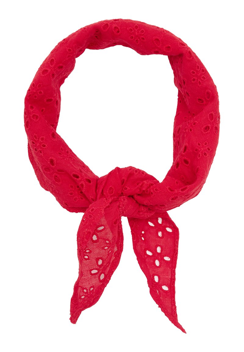 Czerwona bawełniana chusta z ażurowym wzorem, zawiązana w kokardę. Lekki, fakturowany materiał z otwartymi kwiatowymi detalami i zakończeniami w szpic.