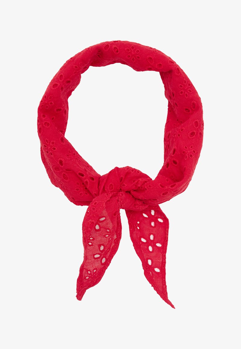 Czerwona bawełniana chusta z ażurowym wzorem, zawiązana w kokardę. Lekki, fakturowany materiał z otwartymi kwiatowymi detalami i zakończeniami w szpic.