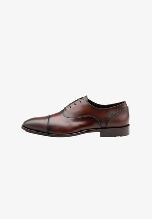 Braune Leder-Oxford-Schuhe mit glatter Textur, runder Zehenform, fünf Ösen-Schnürdesign und dezenten Nähdetail entlang der Nähte.