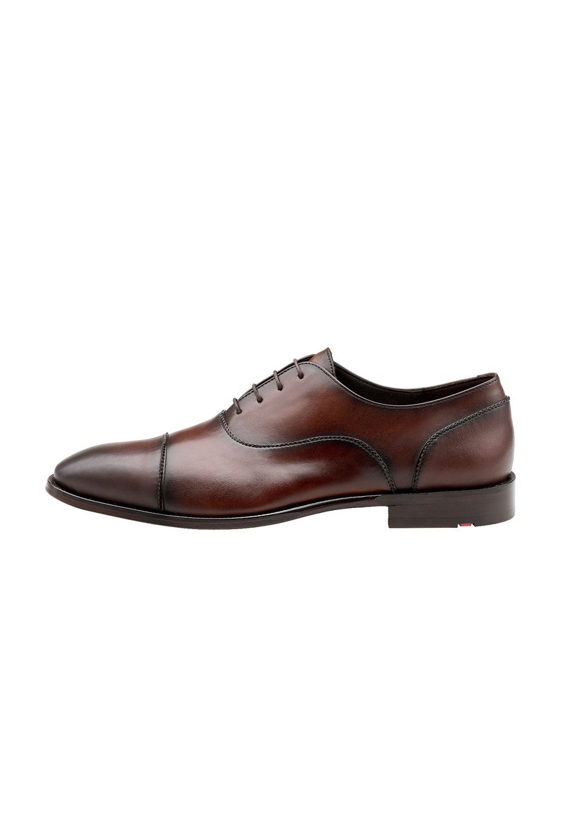 Chaussure Oxford en cuir marron avec une texture lisse, bout arrondi, design à laçage à cinq œillets et détails de couture subtils le long des coutures.