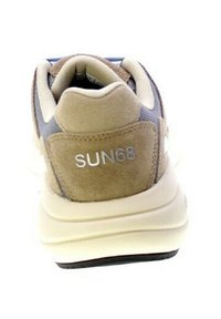 Sneaker marrone e grigio realizzata in materiali scamosciati e in rete, con una forma arrotondata, colletto imbottito e logo "SUN68" sul retro.
