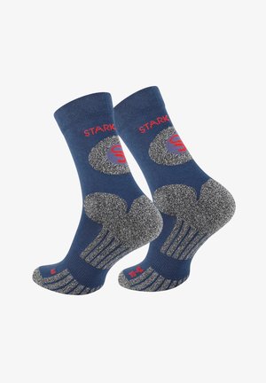 Calze blu navy con pattern grigio e testo rosso "STARK". Presentano talloni rinforzati, punte rinforzate e pattern di presa testurizzati sulle suole.