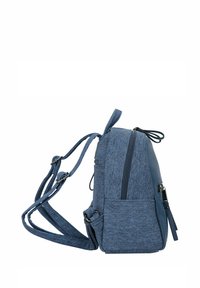 Zaino in tessuto blu con una forma strutturata, materiale testurizzato, spallacci regolabili e un compartimento con cerniera sul lato.