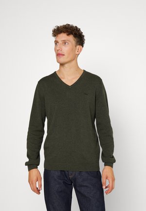 Dunkelgrüner Strickpullover mit V-Ausschnitt, langen Ärmeln und gerippten Bündchen sowie Saum. Verfügt über ein kleines Logo auf der Brust.