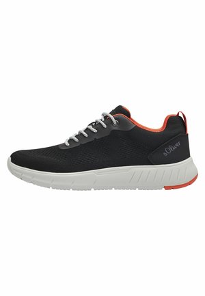 Baskets de sport noires avec dessus en maille texturée, lacets réfléchissants, semelle blanche et accents oranges à l'arrière et sur la languette. Logo de la marque sur le côté.