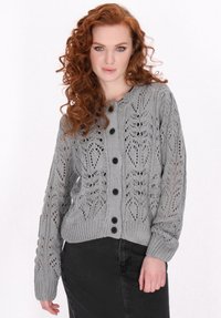Cardigan grigio lavorato a maglia con un motivo in pizzo, vita aderente, scollo rotondo e bottoni neri. Maniche lunghe con polsini a coste.