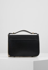 Borsa a mano in pelle nera con design strutturato, dotata di manico superiore e finiture in metallo color oro. Superficie testurizzata con forma rettangolare.