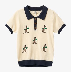 Cremefarbenes kurzärmeliges Polohemd mit marineblauem Kragen, Bündchen und Saum, bestickt mit fünf Kängurus, die grüne Surfbretter halten.
