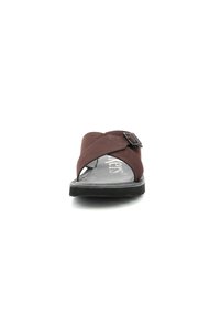 Sandalo marrone con cinturini incrociati, caratterizzato da una suola piatta, una fibbia regolabile e un interno testurizzato per un maggiore comfort. Design semplice e accenti minimi.