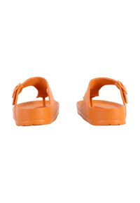 Sandali in plastica arancione con suola texturizzata, design aperto sul retro e un accent bow su ciascun cinturino. Struttura leggera e flessibile.