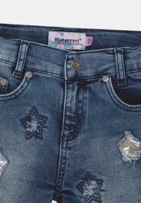 Cintura de vaqueros de mezclilla con botón de metal, trabillas para el cinturón, bolsillos delanteros, parches en forma de estrella y etiqueta de moda Blue Effect colorida.