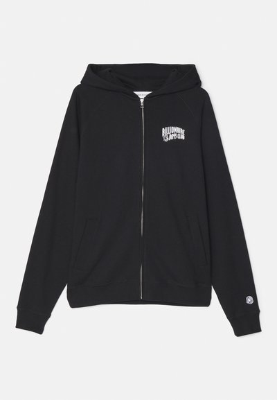 Sweatshirt preto com fecho, feito de uma mistura de algodão, apresentando um bolso canguru, capuz com cordão e logótipo à frente. Textura suave e punhos canelados.