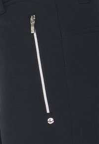 Czarne spodnie z przednią kieszenią na zamek, wyposażone w srebrny zamek błyskawiczny i małe logo na dolnej części nogawki. Wykonane z gładkiej, teksturowanej tkaniny.