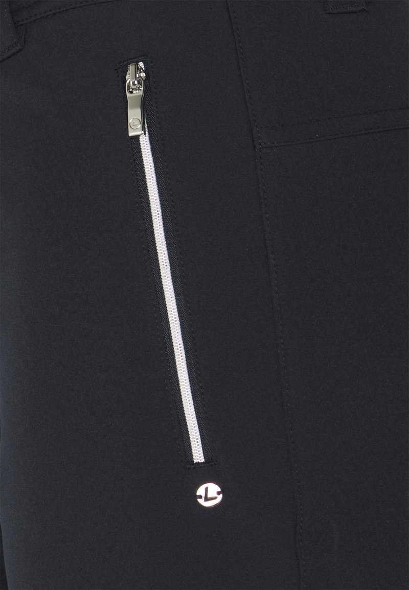 Czarne spodnie z przednią kieszenią na zamek, wyposażone w srebrny zamek błyskawiczny i małe logo na dolnej części nogawki. Wykonane z gładkiej, teksturowanej tkaniny.