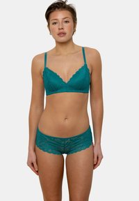 Soutien-gorge en dentelle bleu canard et culottes assorties avec des bords festonnés, une texture douce et des bretelles réglables, offrant un design sans couture.