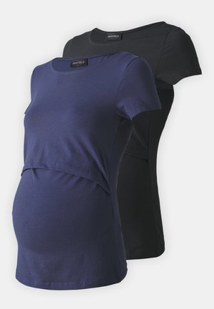 Două tricouri de maternitate, unul bleumarin și unul negru. Mâneci scurte, gât rotund, cu un panou pliat pentru a acomoda un burtică în creștere.