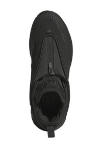 Svart atletisk sko med en slät textilöverdel, dragkedjestängning och en något böjd gummisula. Har en minimalistisk design och logotyp.