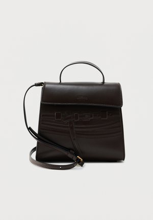 Tumedat pruunist nahast käekott pealse sangaga, esiklapiga, dekoratiivsete õmmeldud vöödega ja reguleeritava õlarihmaga laial taustal.