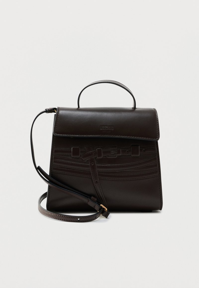 Σκούρα καφέ δερμάτινη τσάντα χειρός με άνω λαβή, μπροστινό καπάκι, διακοσμητικές ραμμένες ζώνες και ρυθμιζόμενο ιμάντα ώμου σε απλό φόντο.