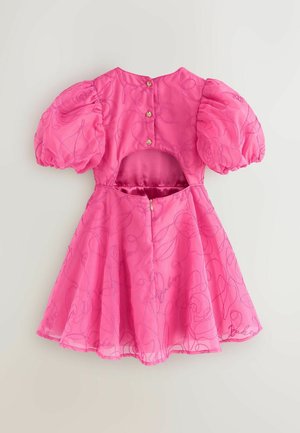 Lyserød kjole med puffede ærmer, broderet blomstermønster og åben ryg. Har guldknapper og lynlås i taljen.