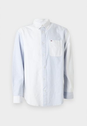 Chemise boutonnée bleu clair avec un côté solide à gauche et des rayures blanches verticales à droite. Présente une poche poitrine et un collier boutonné.